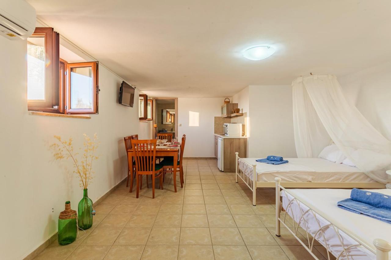 Mani Summer Escape - Spacious Home, Fully Equipped Léfktro Kültér fotó